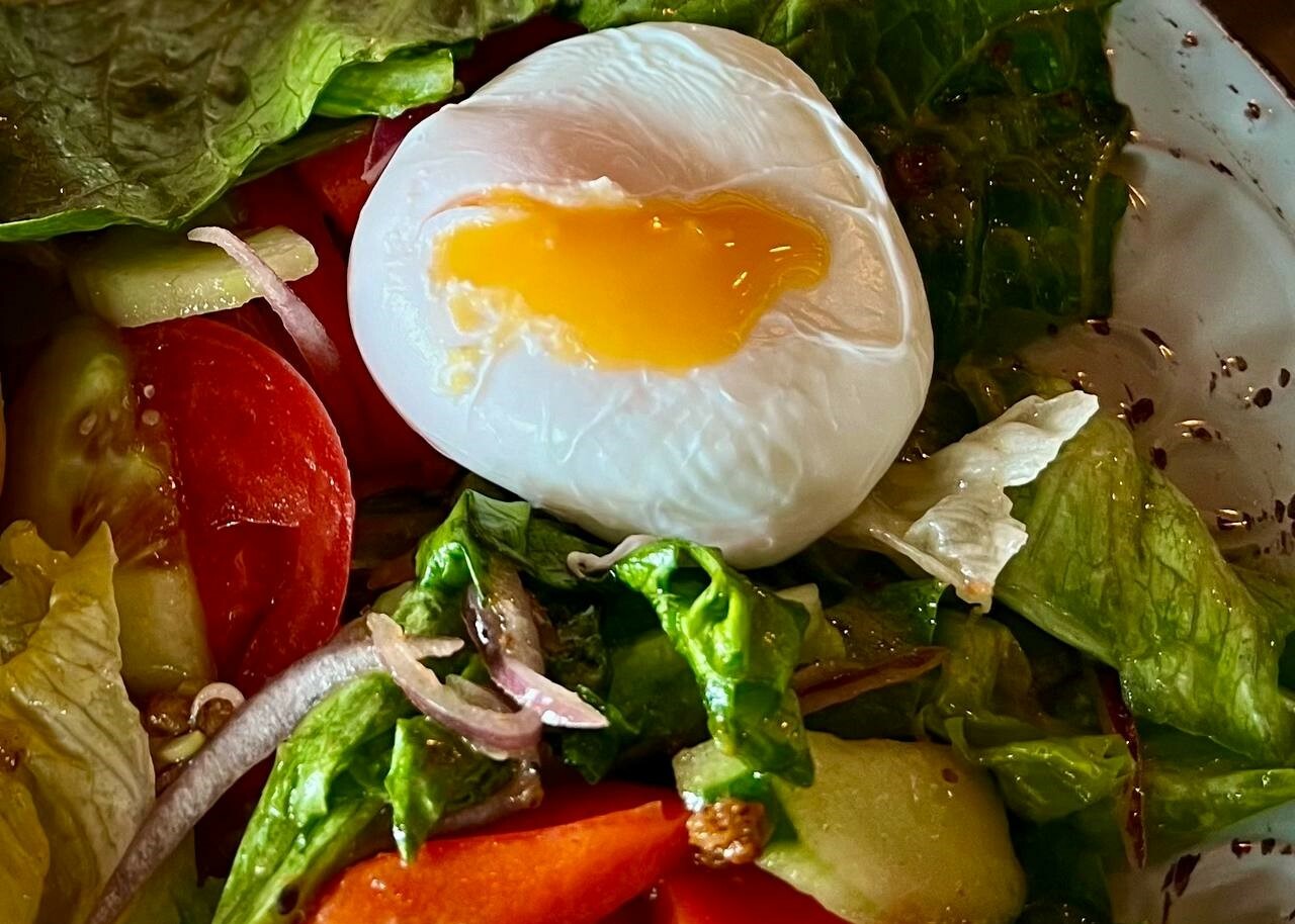 Яйцо пашот с салатом